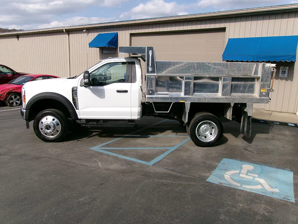 
								FORD F-450 SD XLT REG CAB DUMP full									
