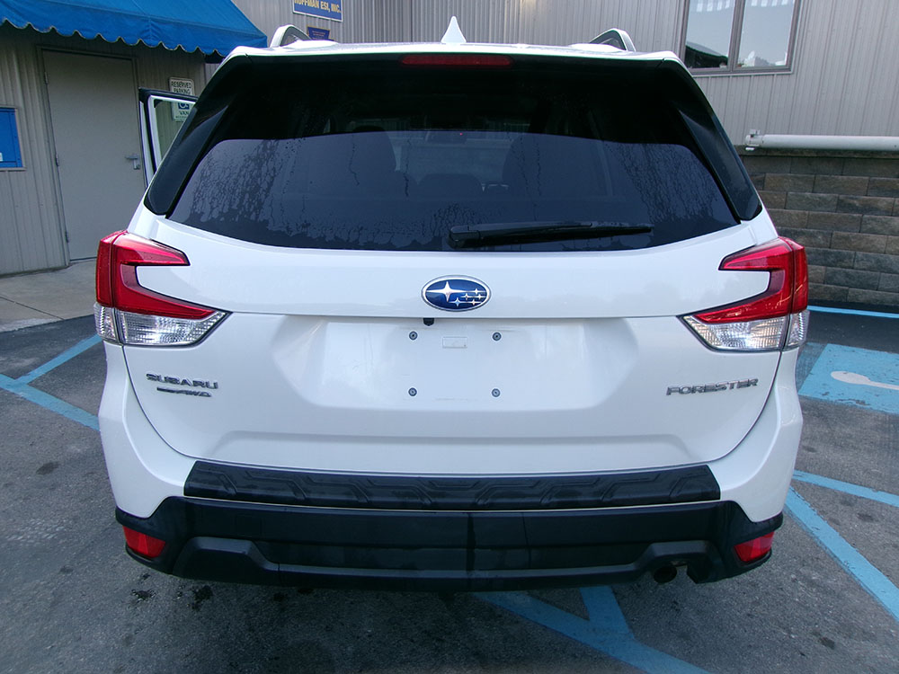 
								SUBARU FORESTER PREMIUM full									