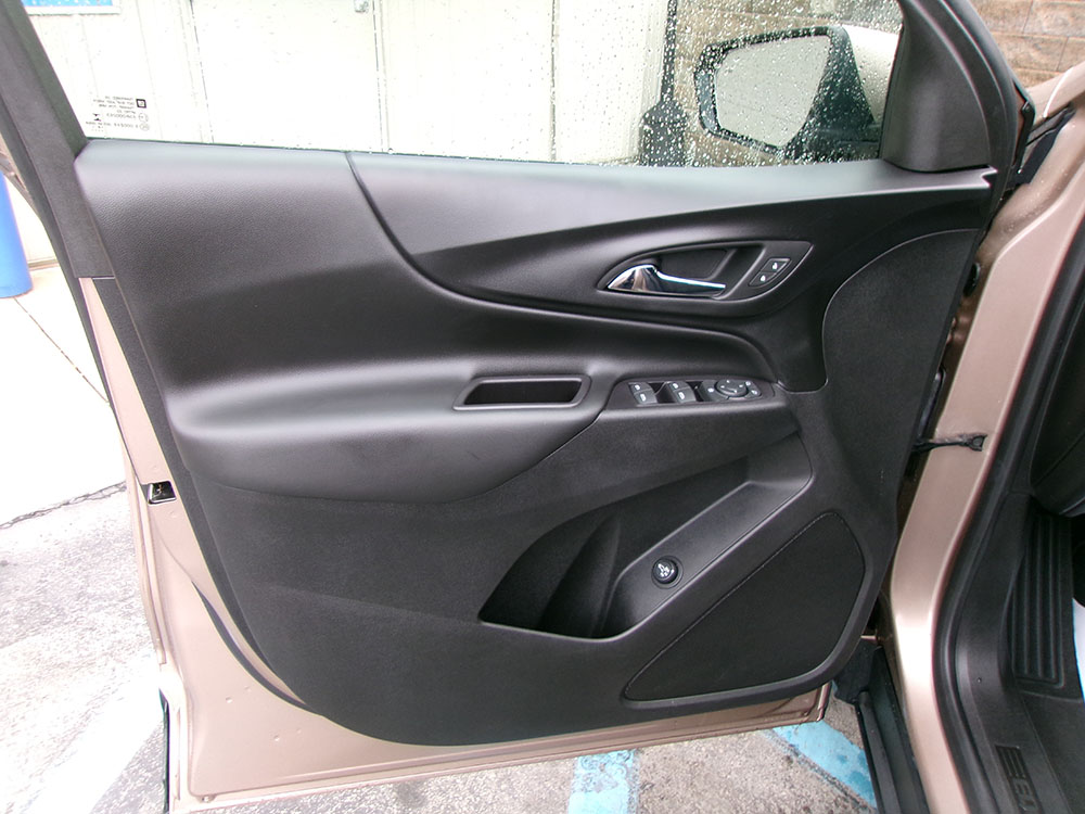 
								CHEVROLET EQUINOX LT full									