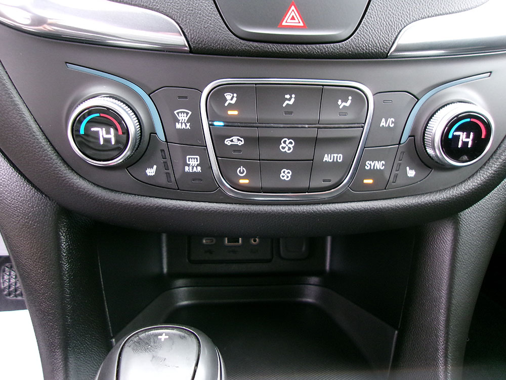 
								CHEVROLET EQUINOX LT full									