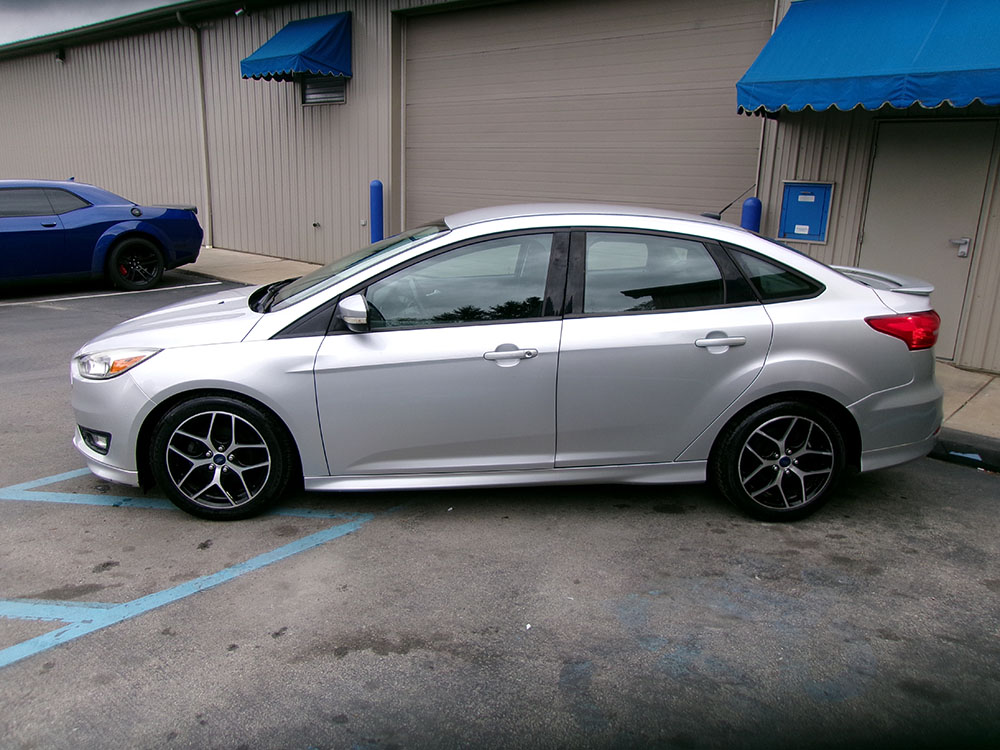 
								FORD FOCUS SE full									