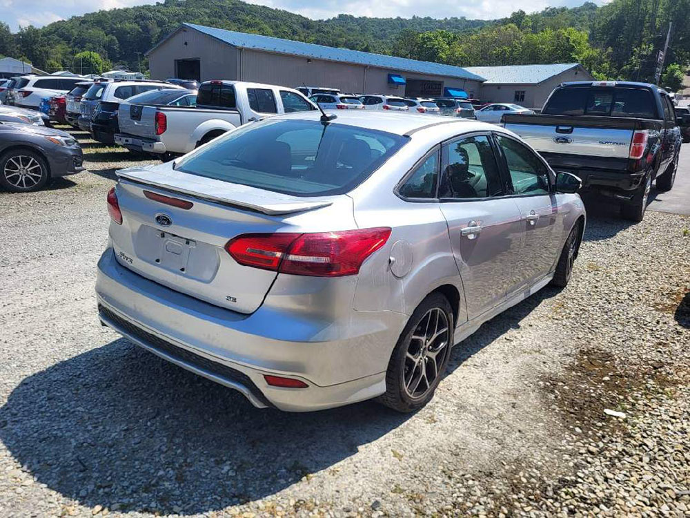 
								FORD FOCUS SE full									