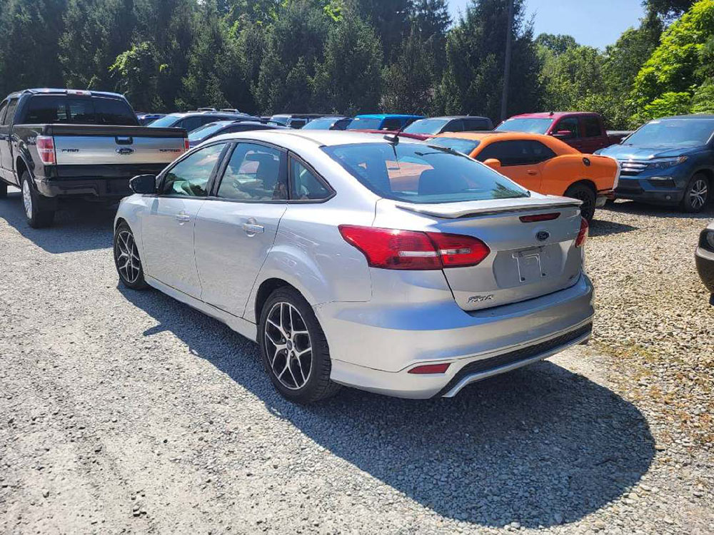
								FORD FOCUS SE full									