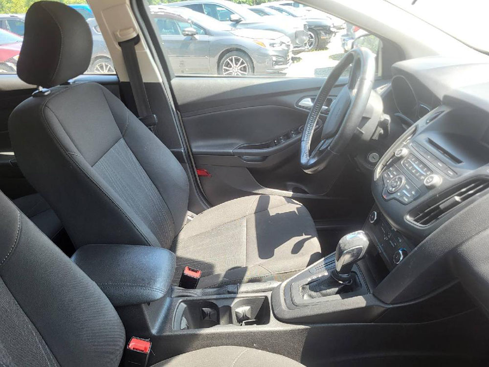 
								FORD FOCUS SE full									
