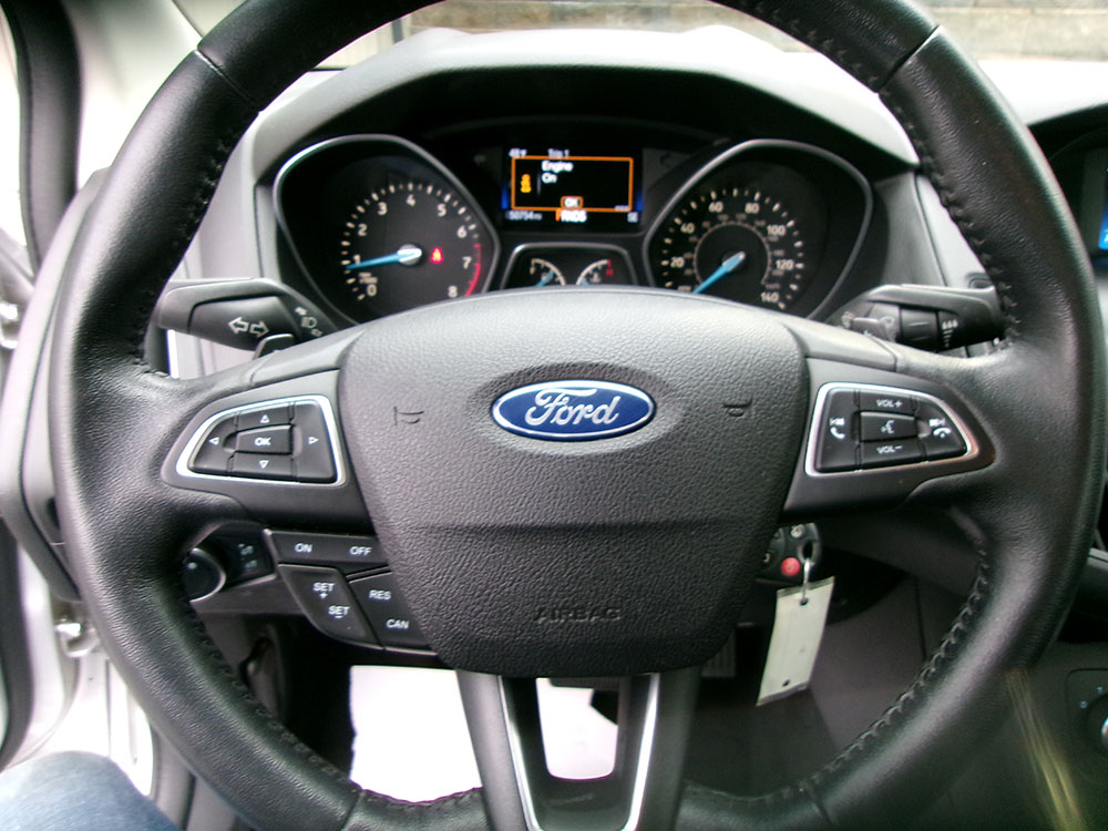 
								FORD FOCUS SE full									