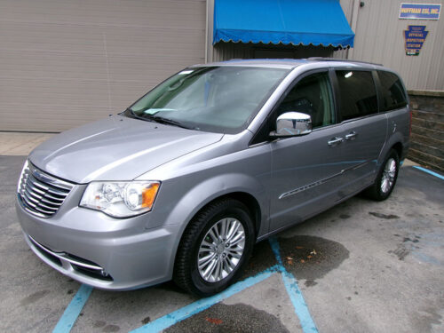 2015 Chrysler Town & Country Touring-L's photo