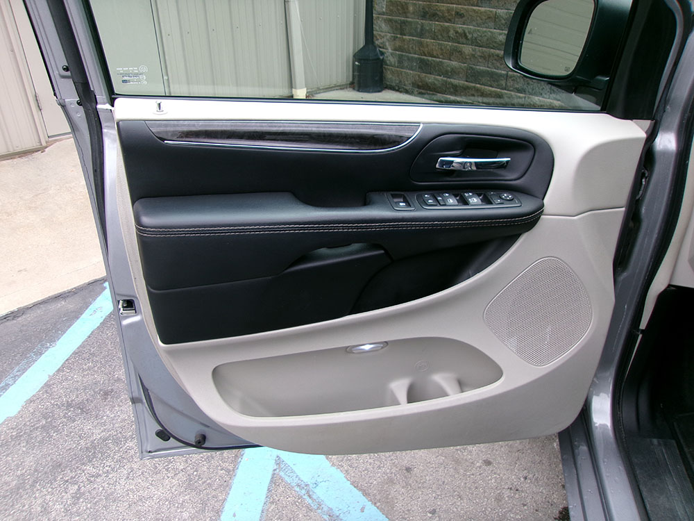 
								CHRYSLER TOWN AND COUNTRY TOURING L full									