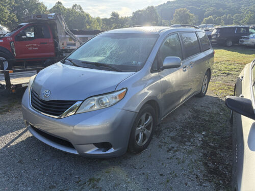 TOYOTA SIENNA LE