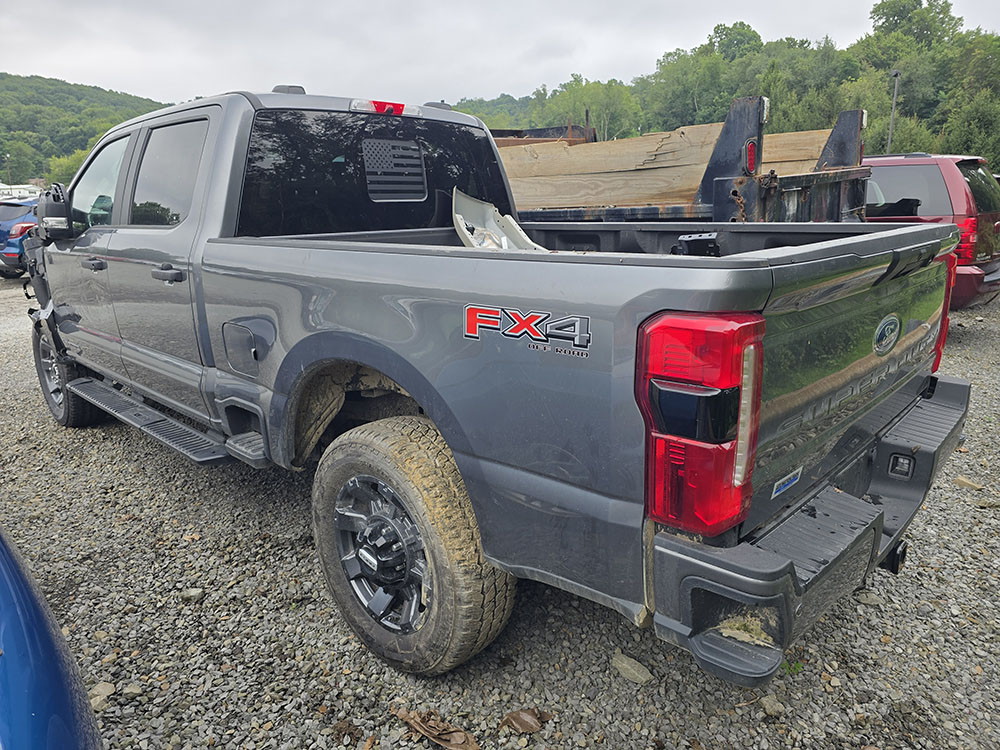
								FORD F-250 SD STX FX4 CREW CAB full									