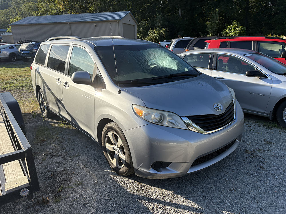 
								TOYOTA SIENNA LE full									