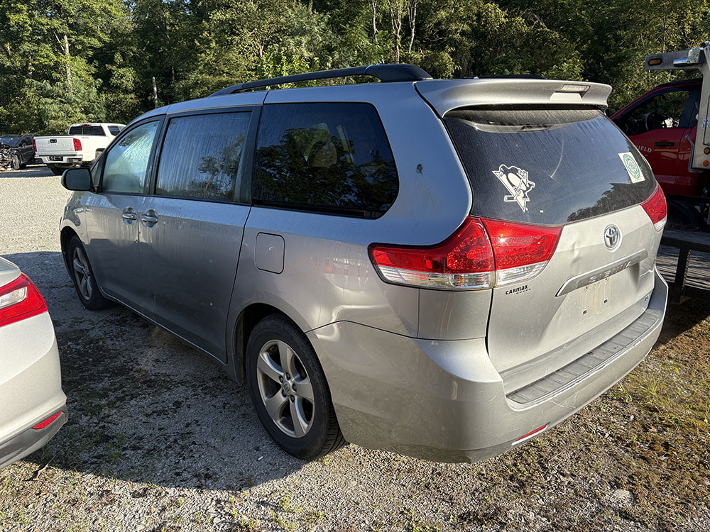 
								TOYOTA SIENNA LE full									