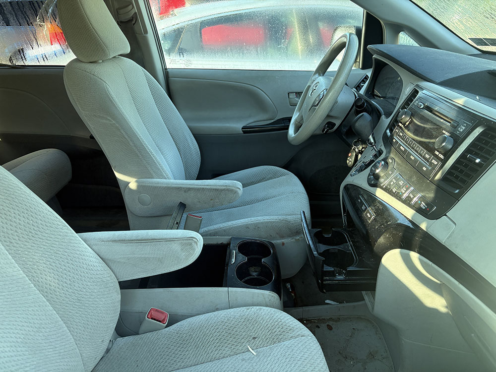
								TOYOTA SIENNA LE full									
