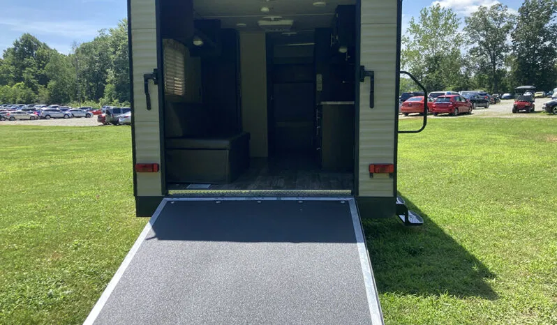 
								FOREST RIVER GREY WOLF LIMITED 19RR TOY HAULER full									