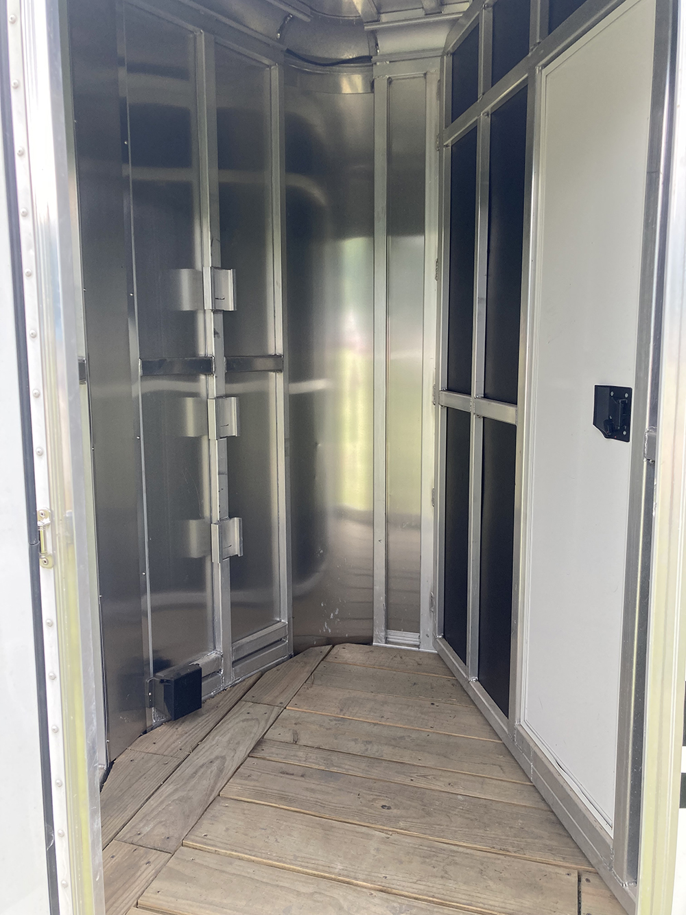 
								SHADOW STABLE MATE TRAILER full									