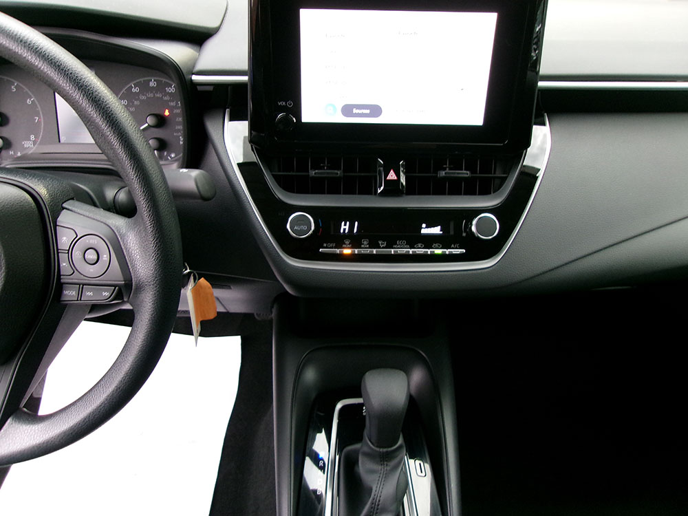 
								TOYOTA COROLLA LE full									