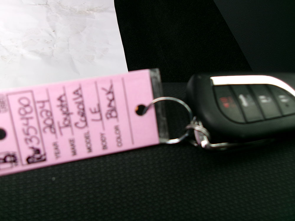 
								TOYOTA COROLLA LE full									