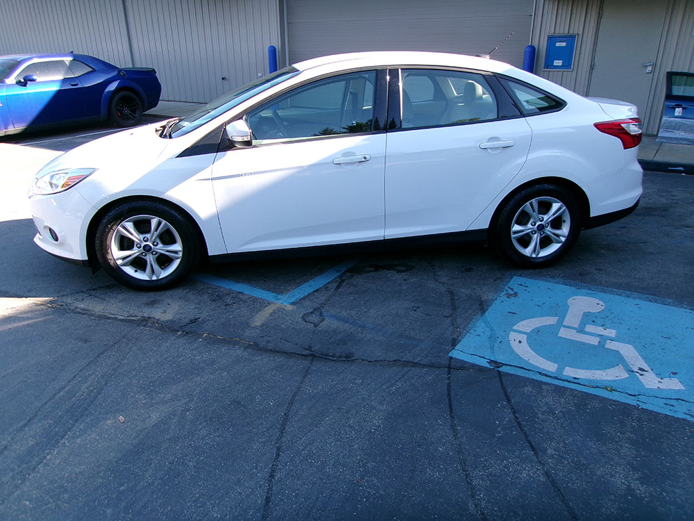 
								FORD FOCUS SE full									