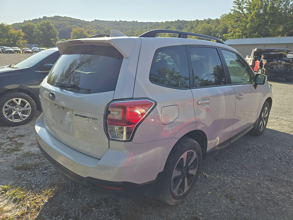 
								SUBARU FORESTER PREMIUM full									