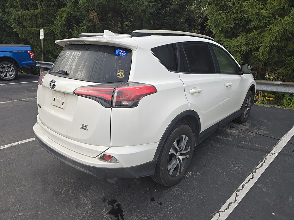 
								TOYOTA RAV 4 LE full									