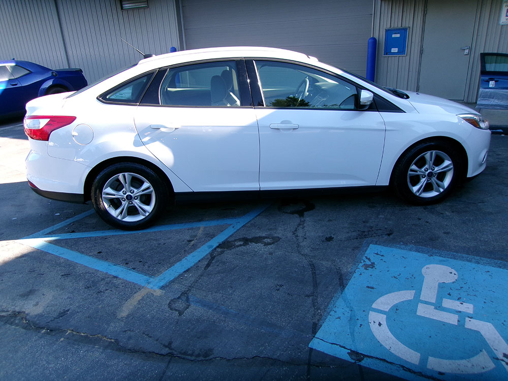
								FORD FOCUS SE full									
