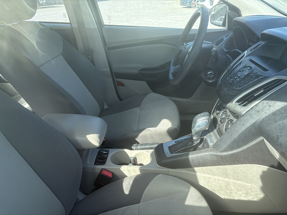 
								FORD FOCUS SE full									