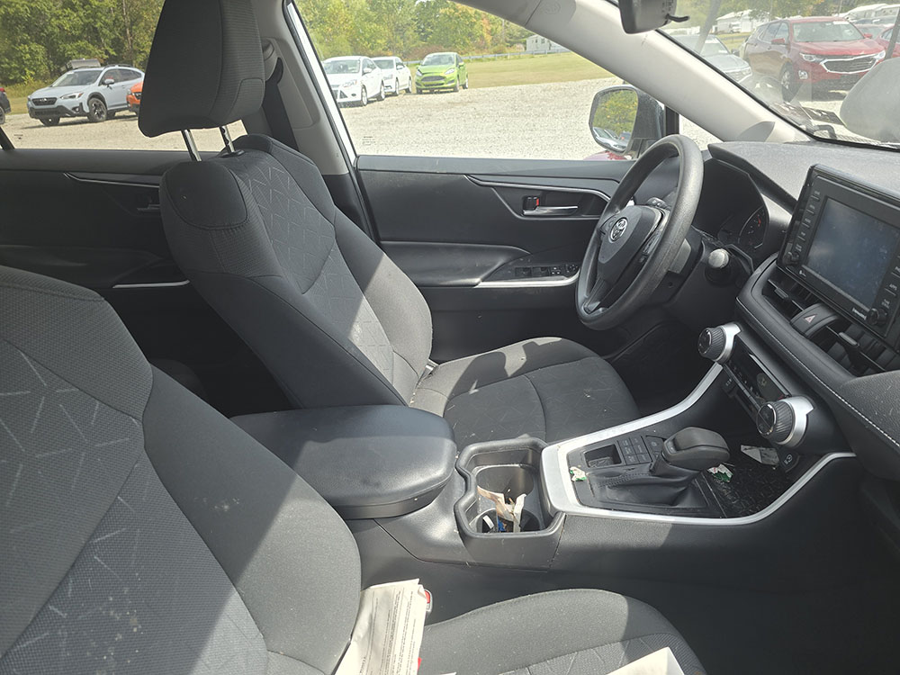 
								TOYOTA RAV4 XLE full									