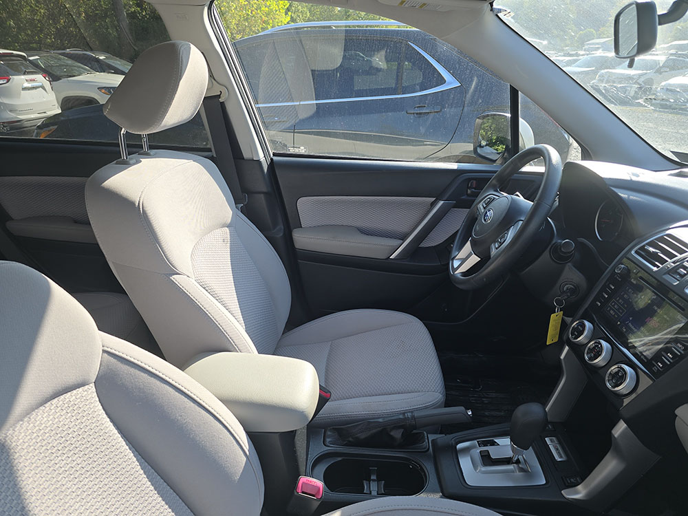 
								SUBARU FORESTER PREMIUM full									