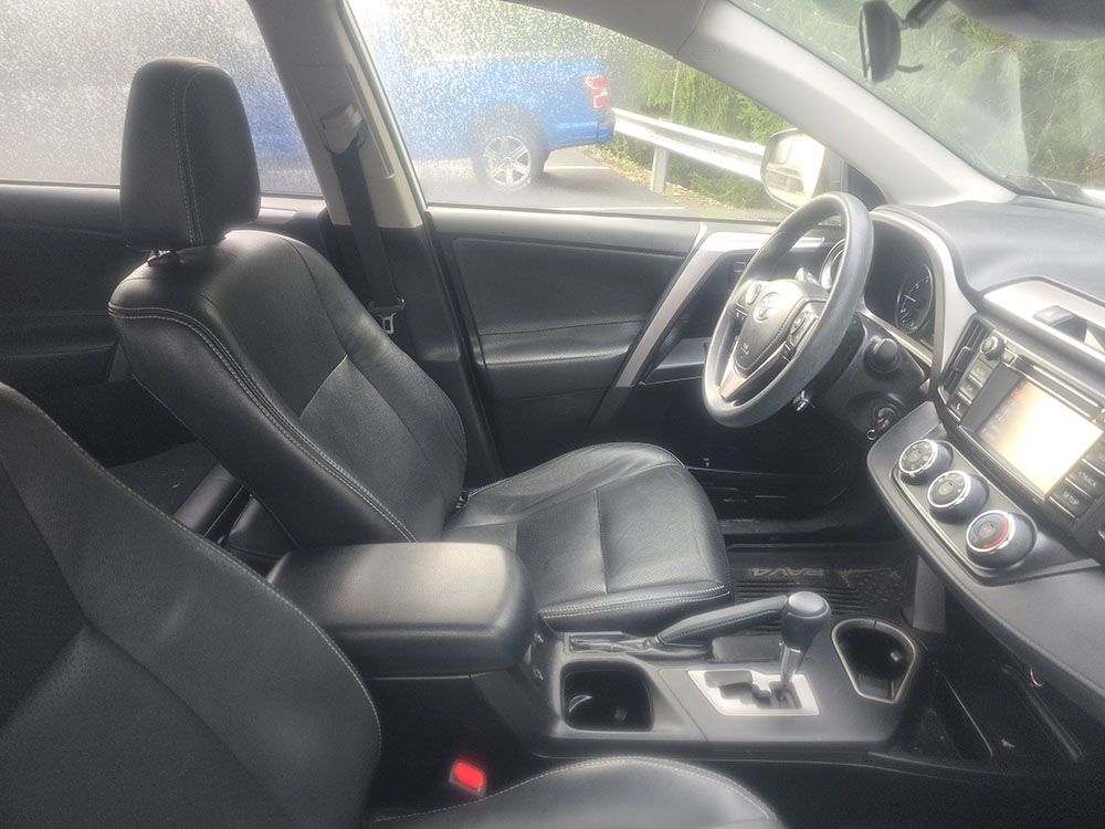 
								TOYOTA RAV 4 LE full									
