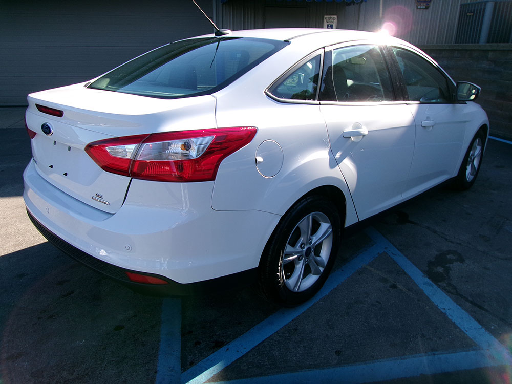 
								FORD FOCUS SE full									