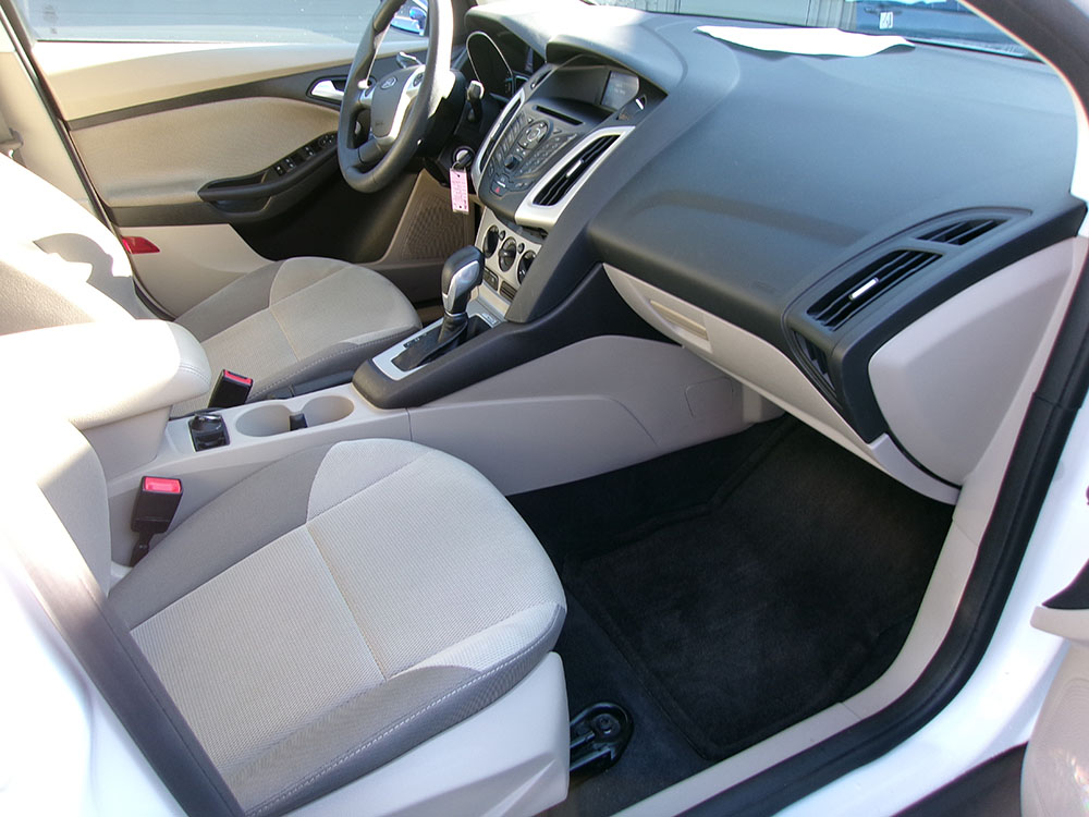 
								FORD FOCUS SE full									