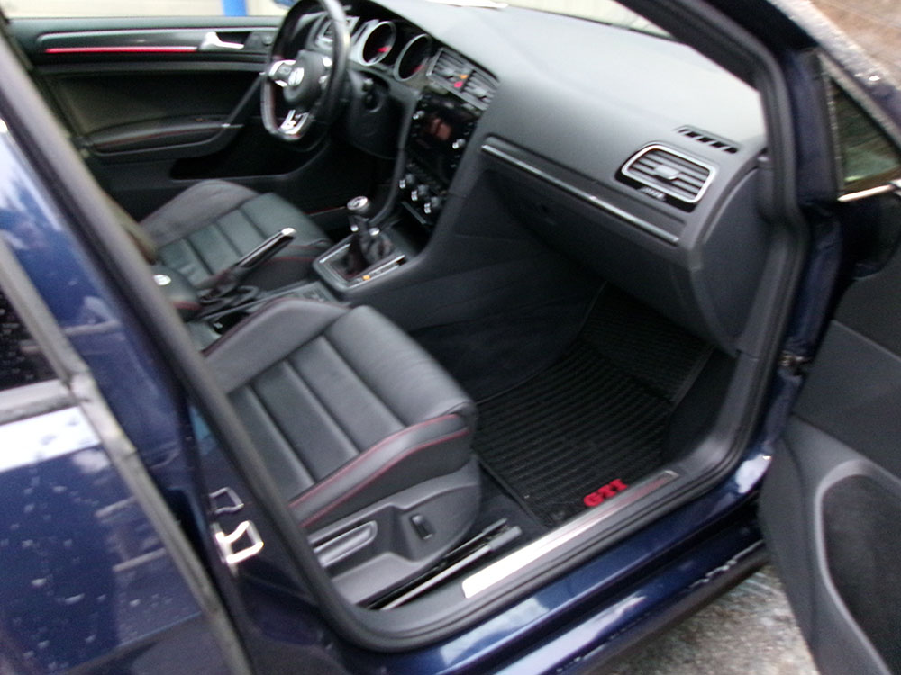 
								VOLKSWAGEN GTI SE full									