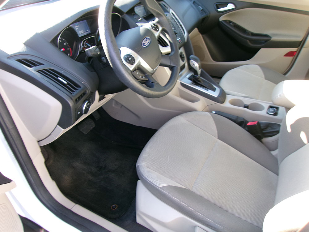 
								FORD FOCUS SE full									