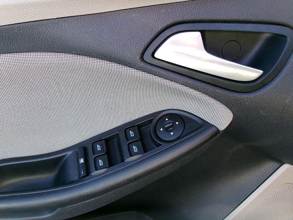 
								FORD FOCUS SE full									