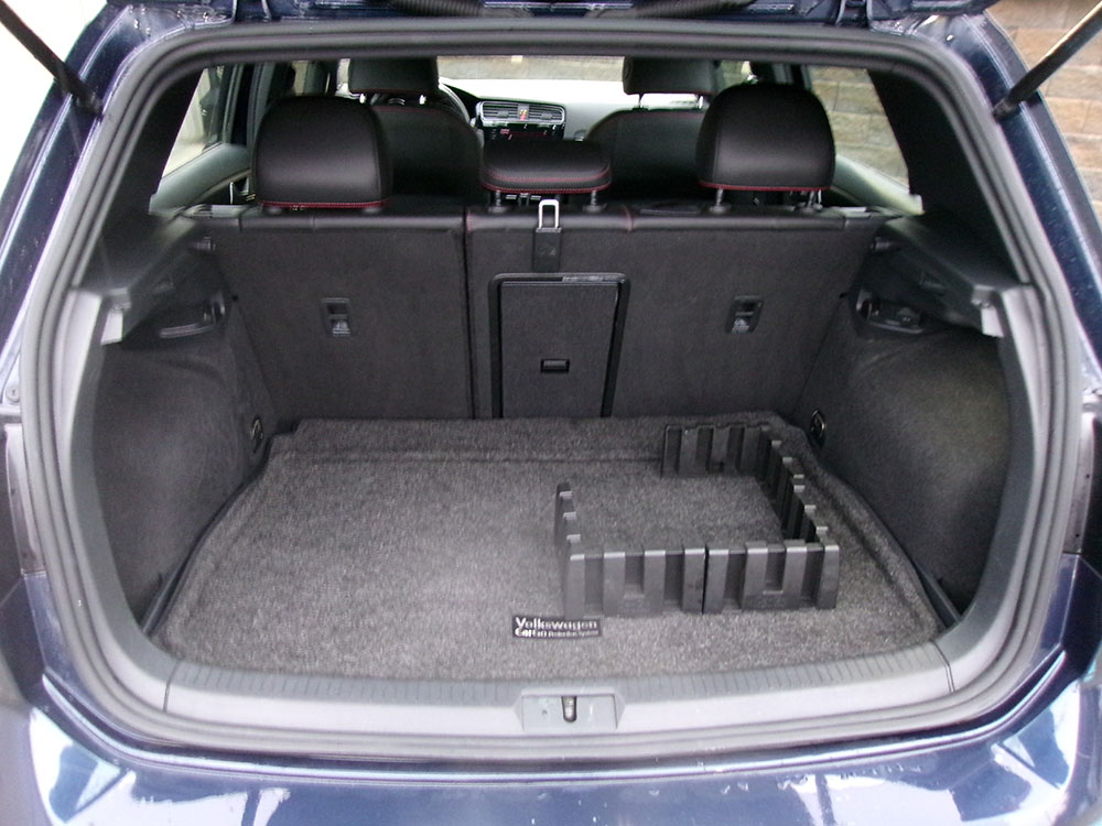 
								VOLKSWAGEN GTI SE full									