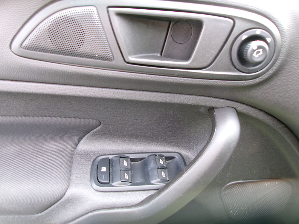 
								FORD FIESTA SE full									