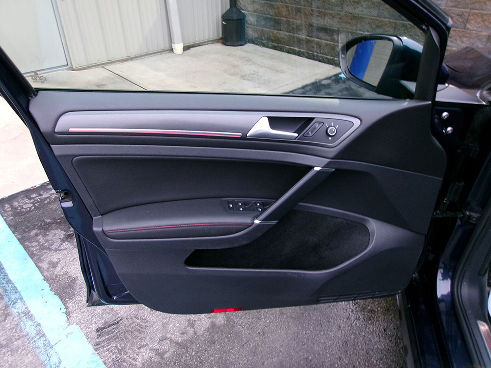 
								VOLKSWAGEN GTI SE full									