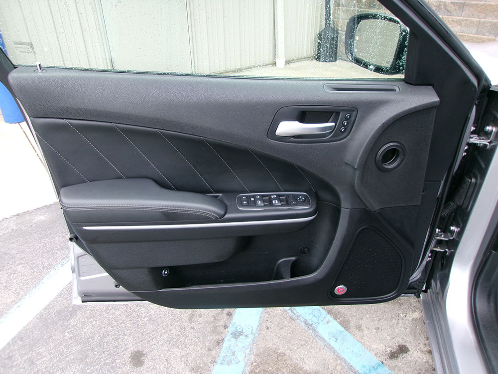 
								DODGE CHARGER SXT full									