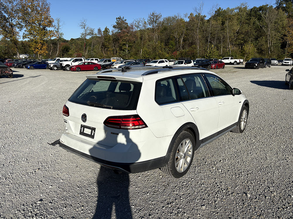 
								VOLKSWAGEN GOLF ALLTRACK full									