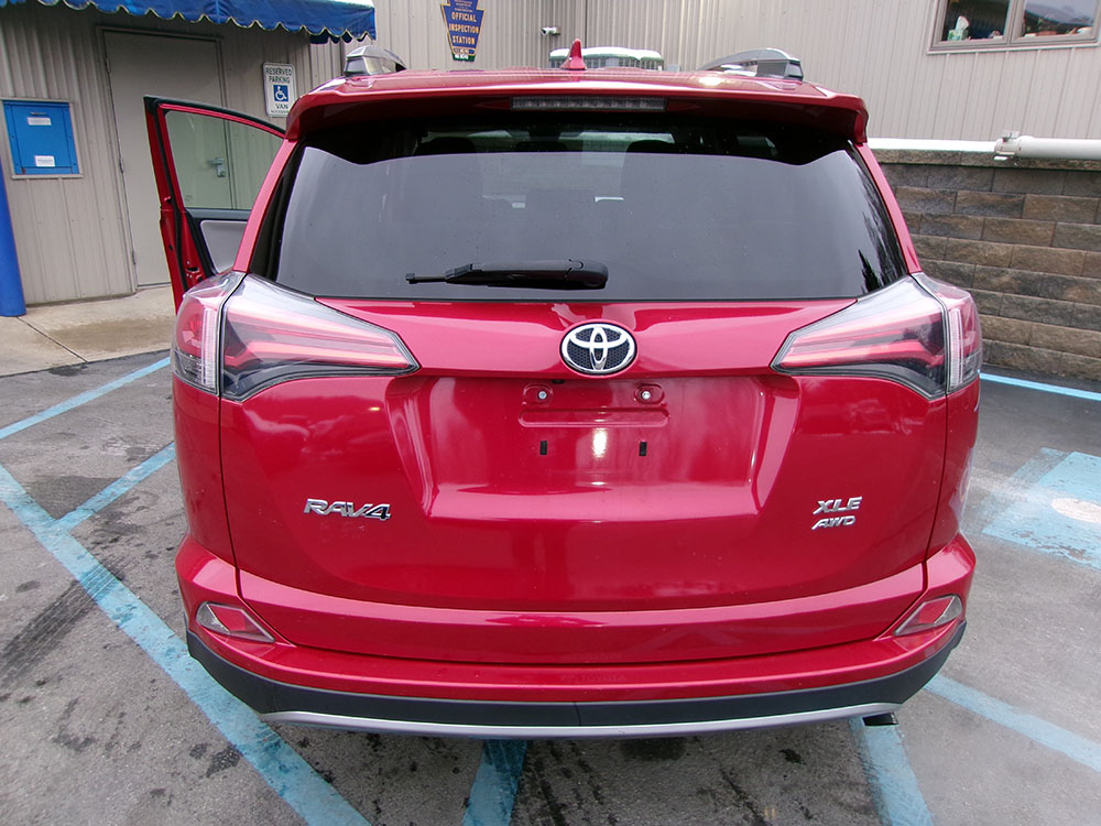 
								TOYOTA RAV4 XLE full									