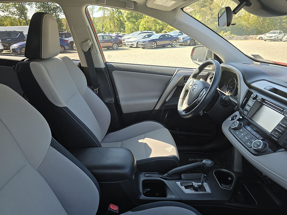
								TOYOTA RAV4 XLE full									