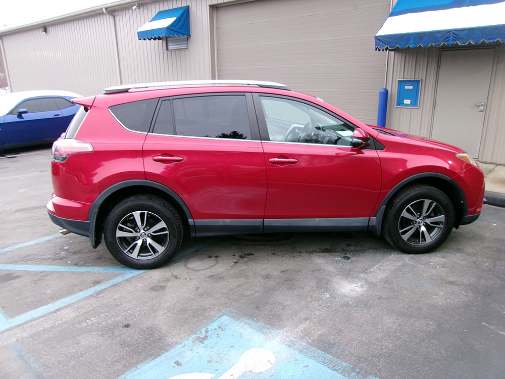 
								TOYOTA RAV4 XLE full									