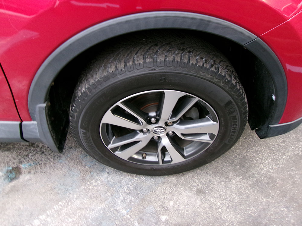 
								TOYOTA RAV4 XLE full									