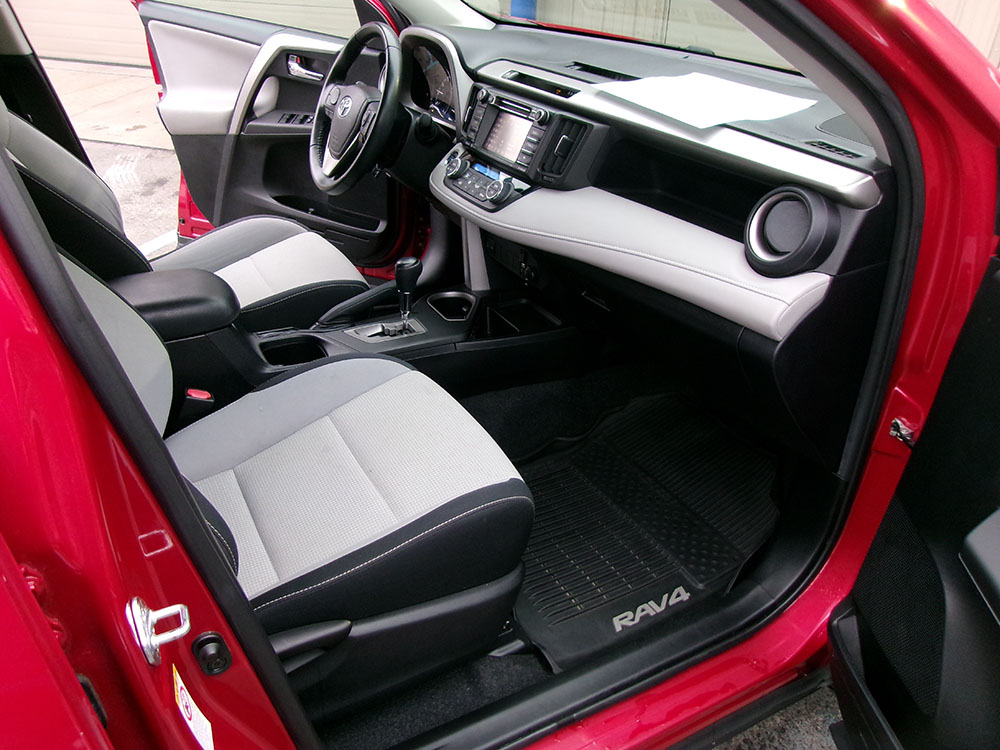 
								TOYOTA RAV4 XLE full									