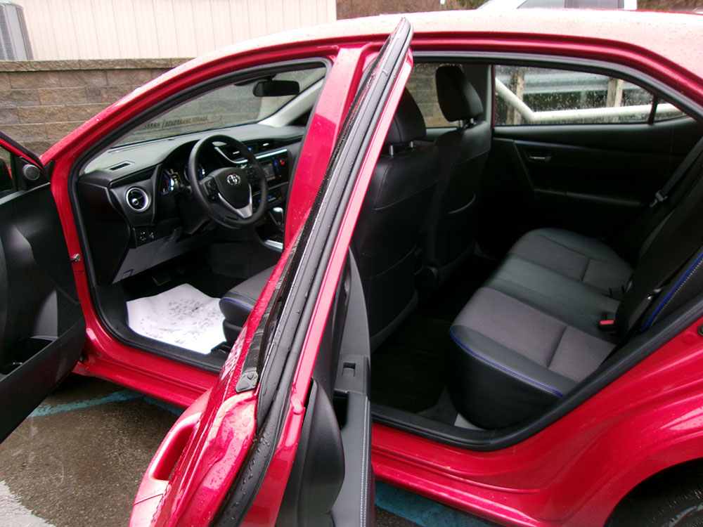 
								TOYOTA COROLLA SE full									