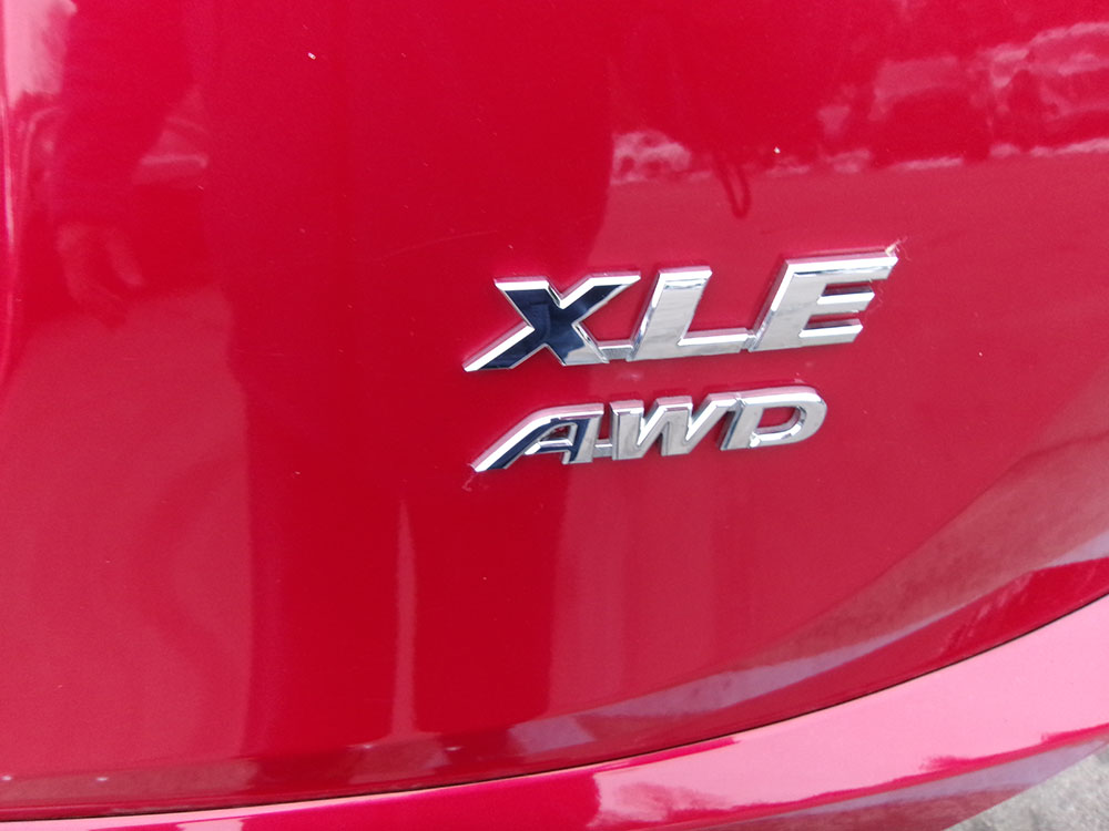 
								TOYOTA RAV4 XLE full									