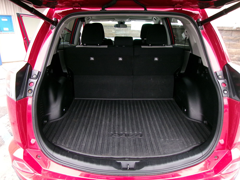 
								TOYOTA RAV4 XLE full									