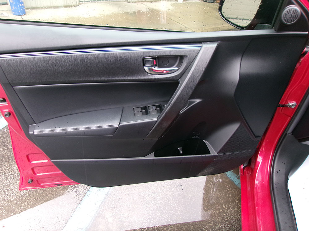 
								TOYOTA COROLLA SE full									