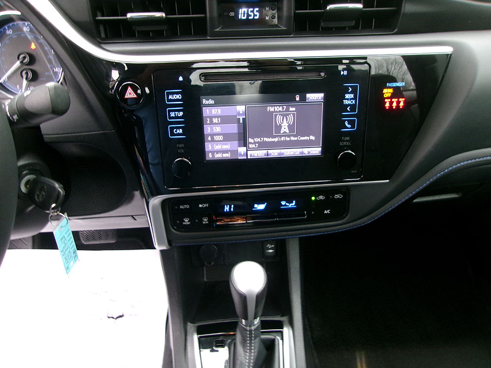 
								TOYOTA COROLLA SE full									