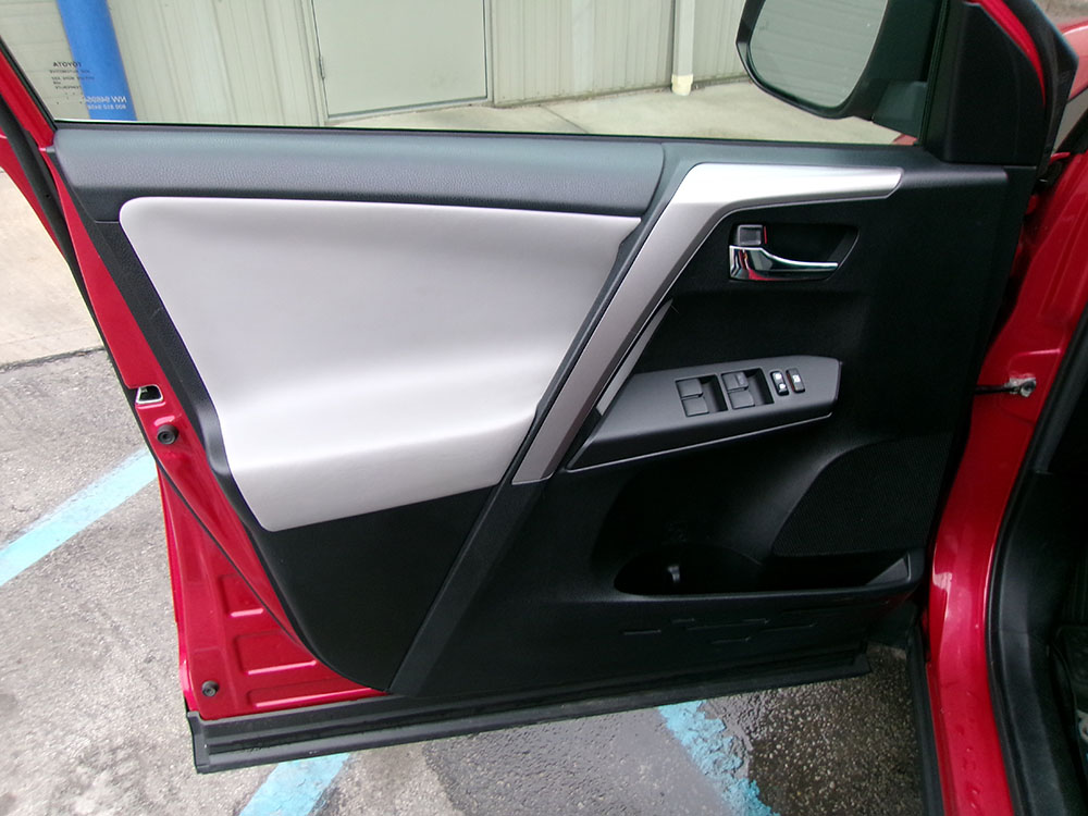 
								TOYOTA RAV4 XLE full									