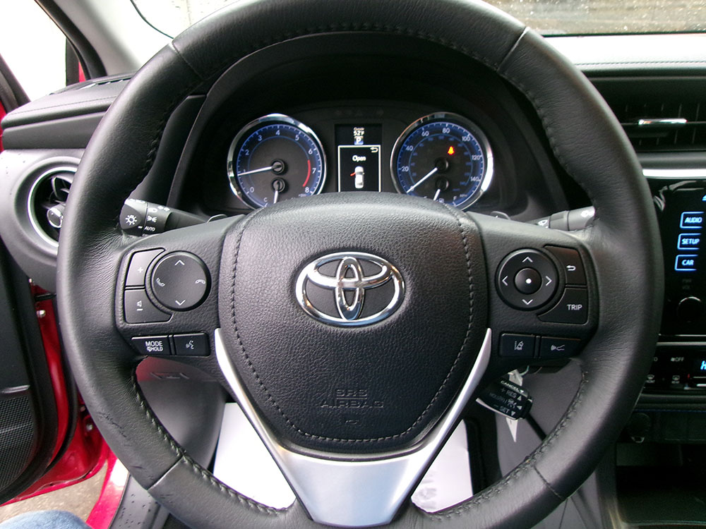 
								TOYOTA COROLLA SE full									